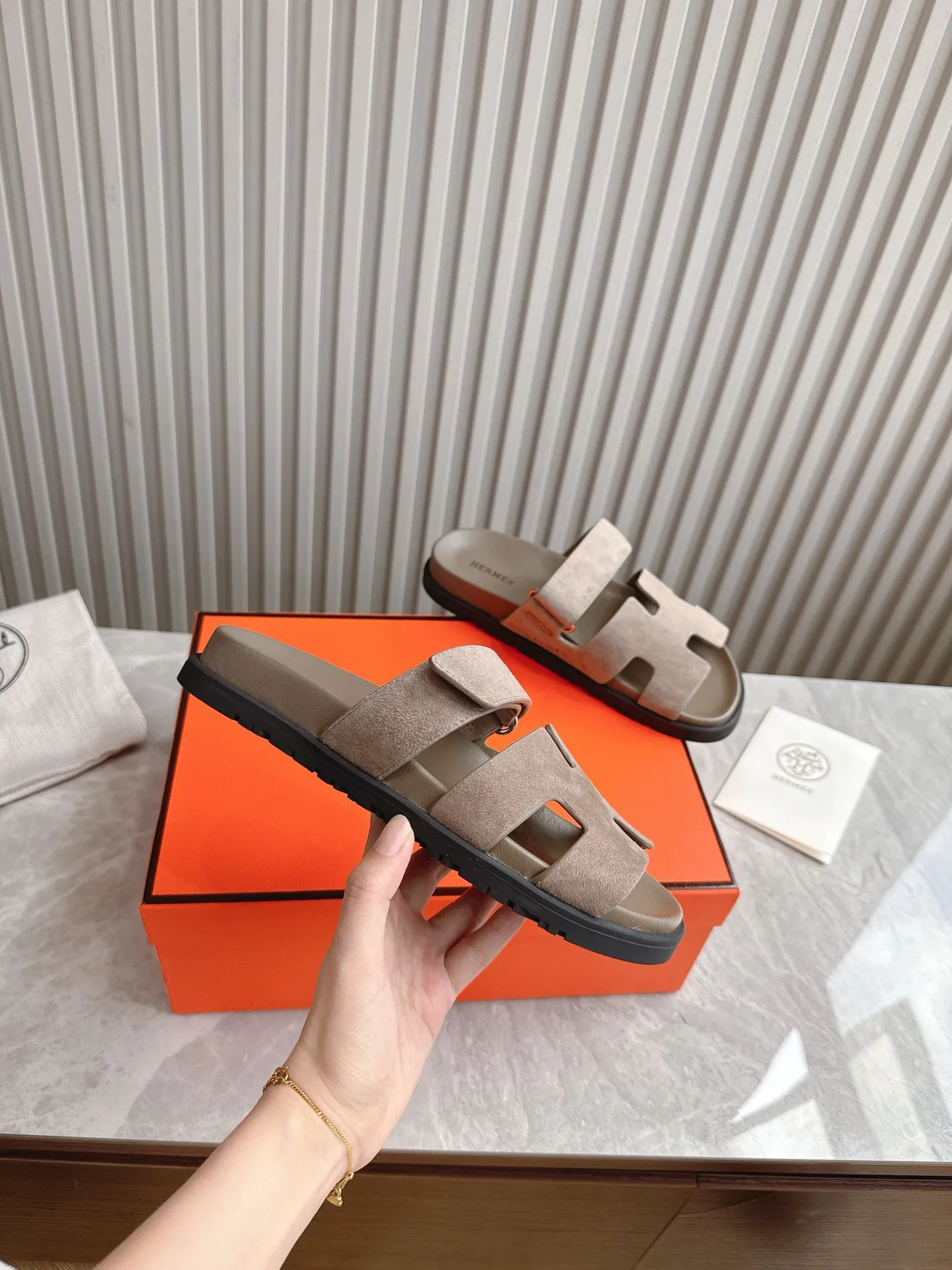 p480🐮🐮Couple model (top version) H family 2024 spring and summer new style HERMES Hermes' recently popular couple model pig nose angle sandals and slippers, paired with various colorful socks, popular. Upper: imported original deerskin (the genuine leather edging is not ordinary super migration). Lining: imported genuine leather. Outsole: Tpu non-slip and wear-resistant outsole. Size: Female 35-42 (40/42 non-returnable and non-exchangeable) Male size: 39-45 (45 non-refundable and non-exchangeable)